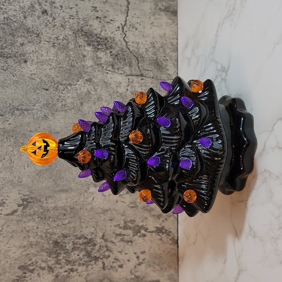 Halloween themed lighted Christmas tree Large - Picture 3 of 4